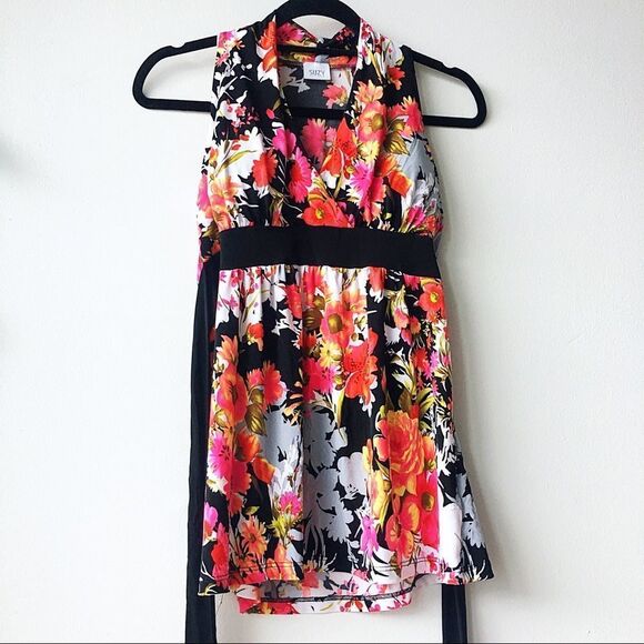 Suzy Shier Tops - Beautiful floral v-neck sleeveless blouse